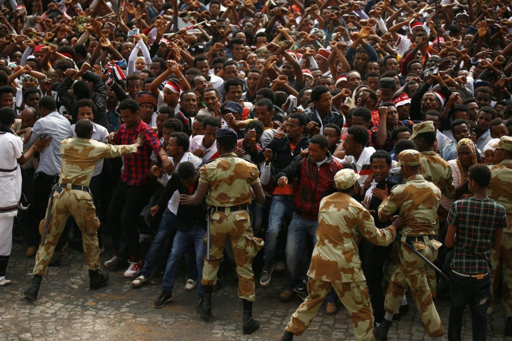 Demonstrators chant slogans while flashing the Oromo protest gesture during Irreecha, the thanksgiving festival of the Oromo people, in Bishoftu town, Oromia region, Ethiopia, October 2, 2016. REUTERS/Tiksa Negeri - RTSQF70
